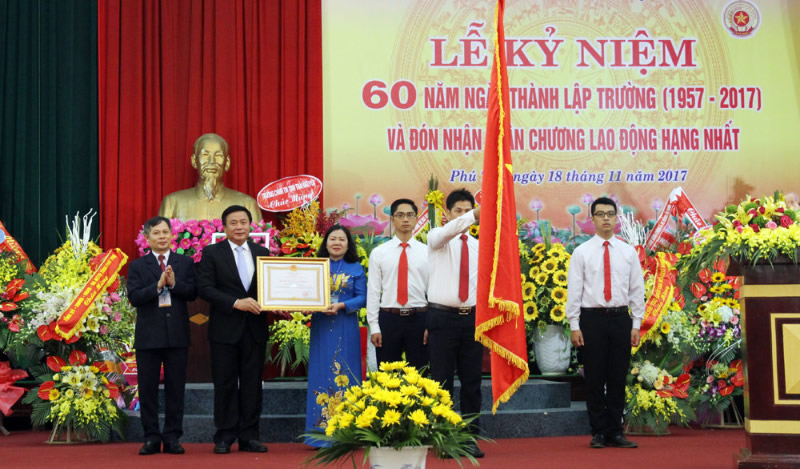Tổ chức sự kiện trao nhận bằng khen huân huy chương TP Vinh Nghệ An